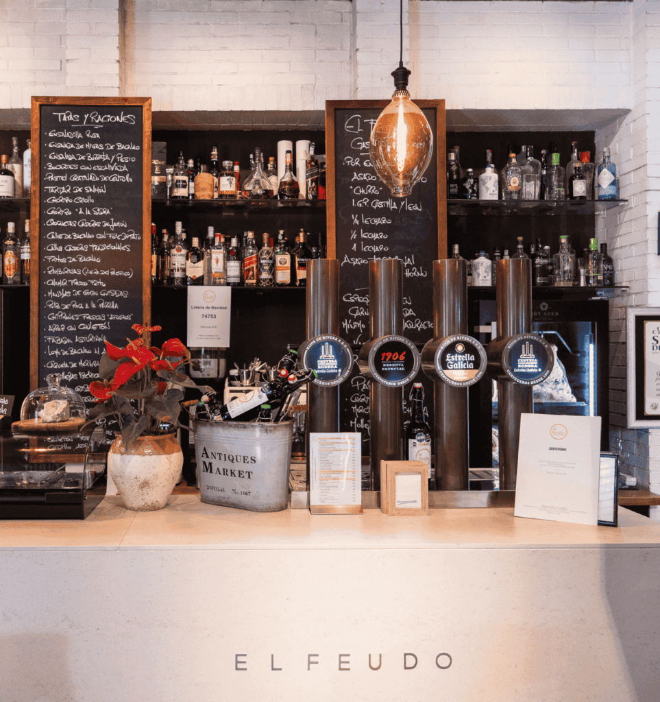 ambiente de vinatería restaurante asturiano el feudo en gijón