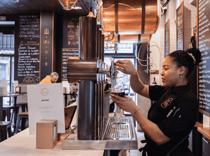 barra con copas de vino y tapas en gijón
