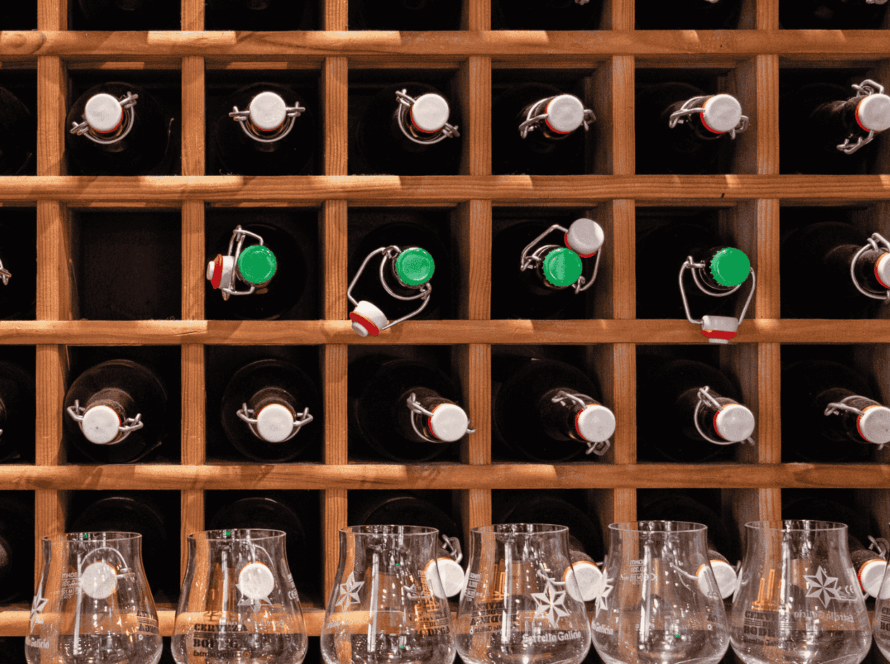 detalles de etiqueta de vino en la bodega de el feudo